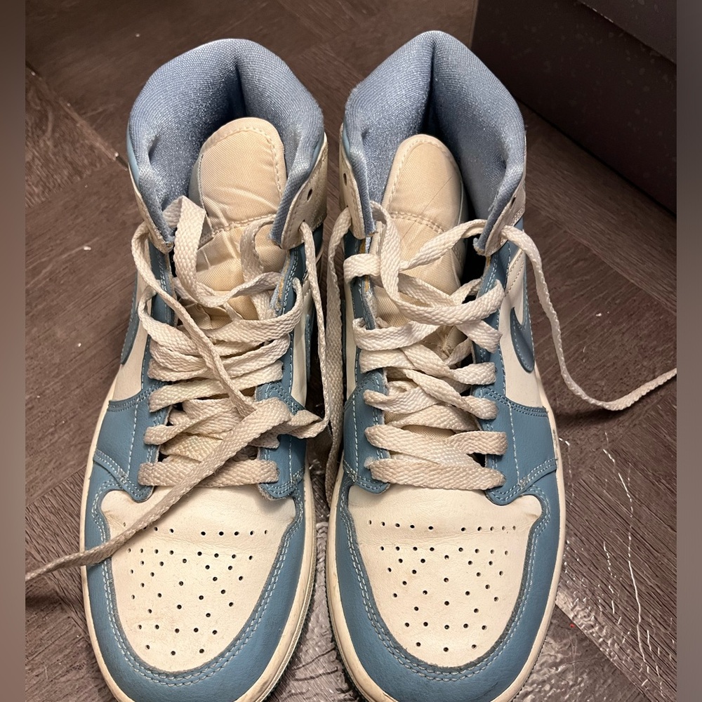 Air Jordan 1 mid “university”